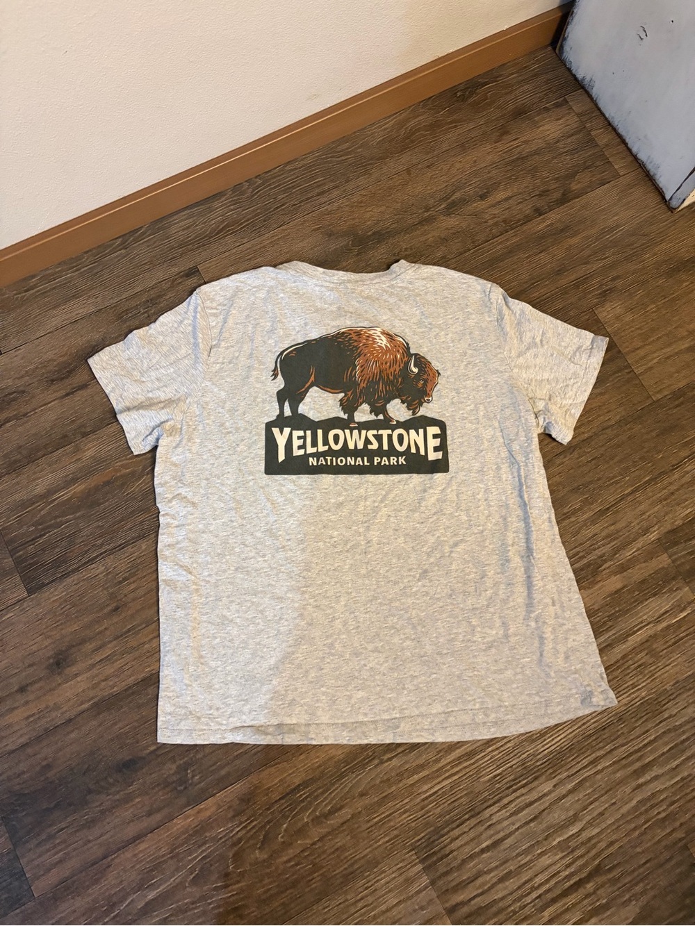 Columbia Women’s Light Grey Yellowstone National Park Buffalo Graphic Tee SZ L